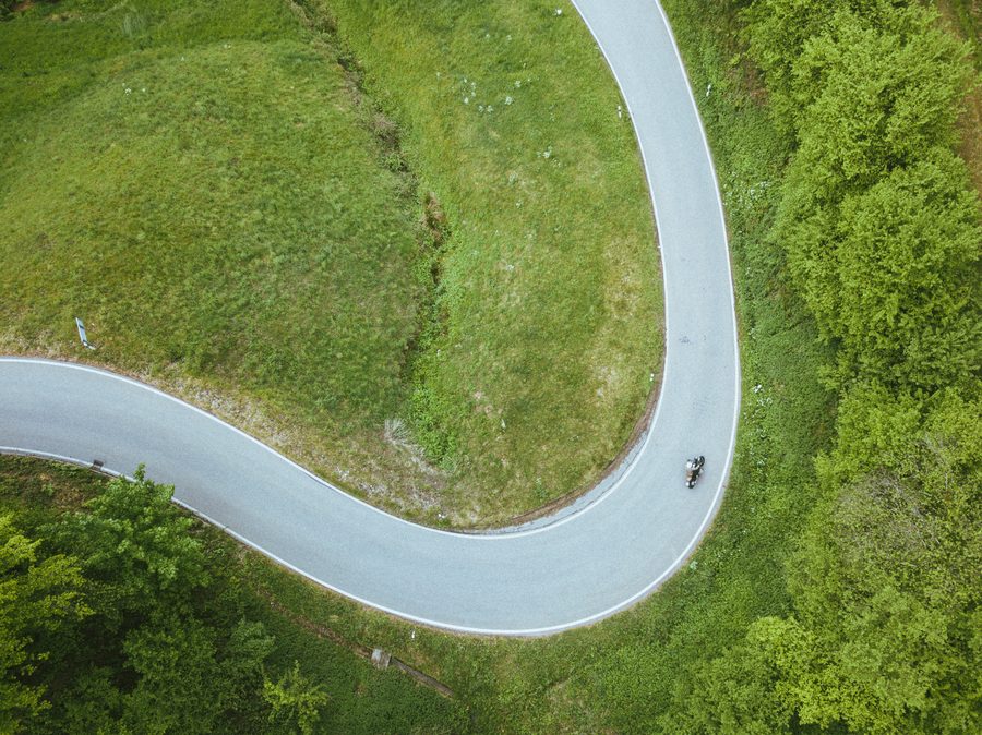 Motorrad in Kehre aus der Luft – Markgräflerland