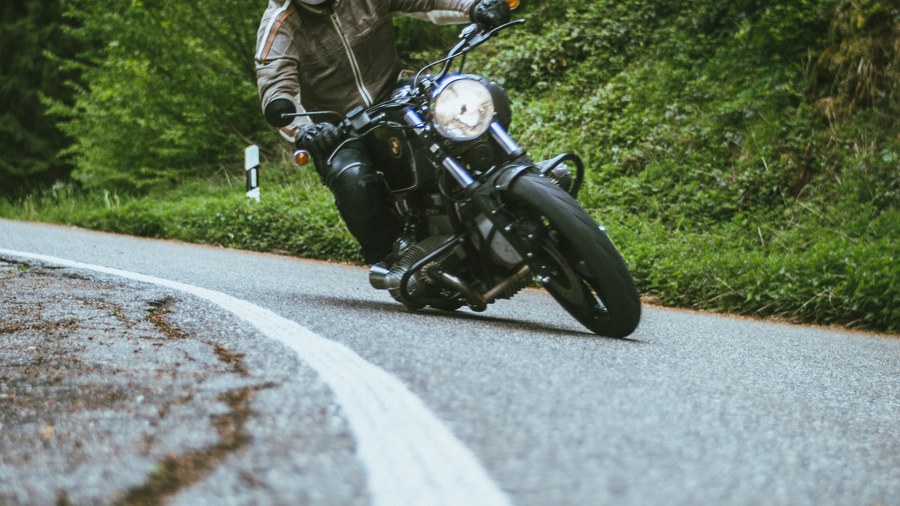 Motorradfahrer in Kurve
