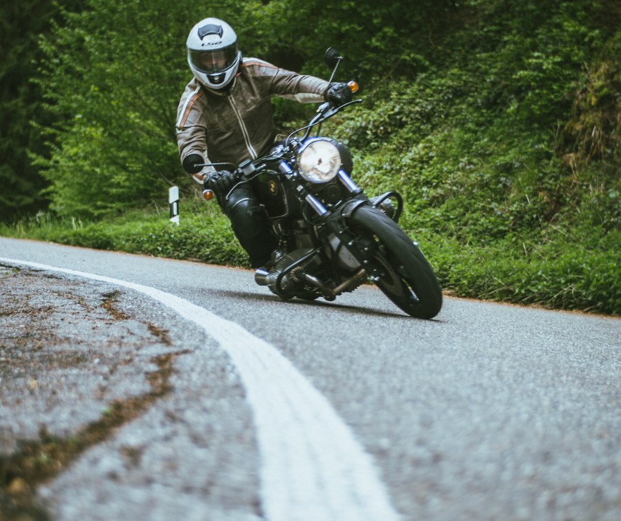 Motorradfahrer in Kurve im Schwarzwald